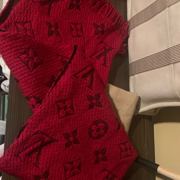 Authentic - Louis Vuitton logomania scarf . Ruby red - Picture 6 of 10